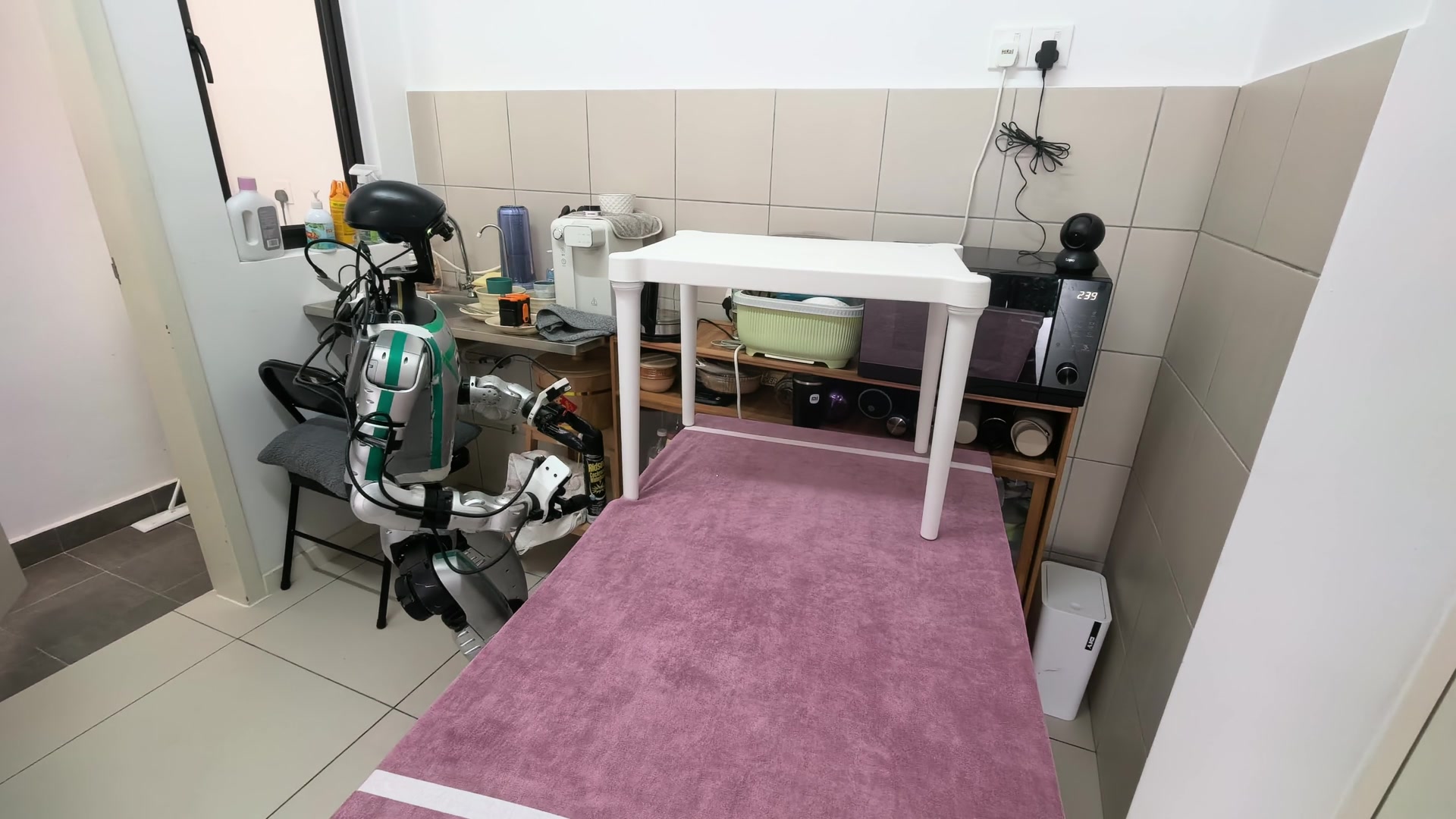 Hero image: Unitree G1 humanoid assembling the IKEA UTTER table