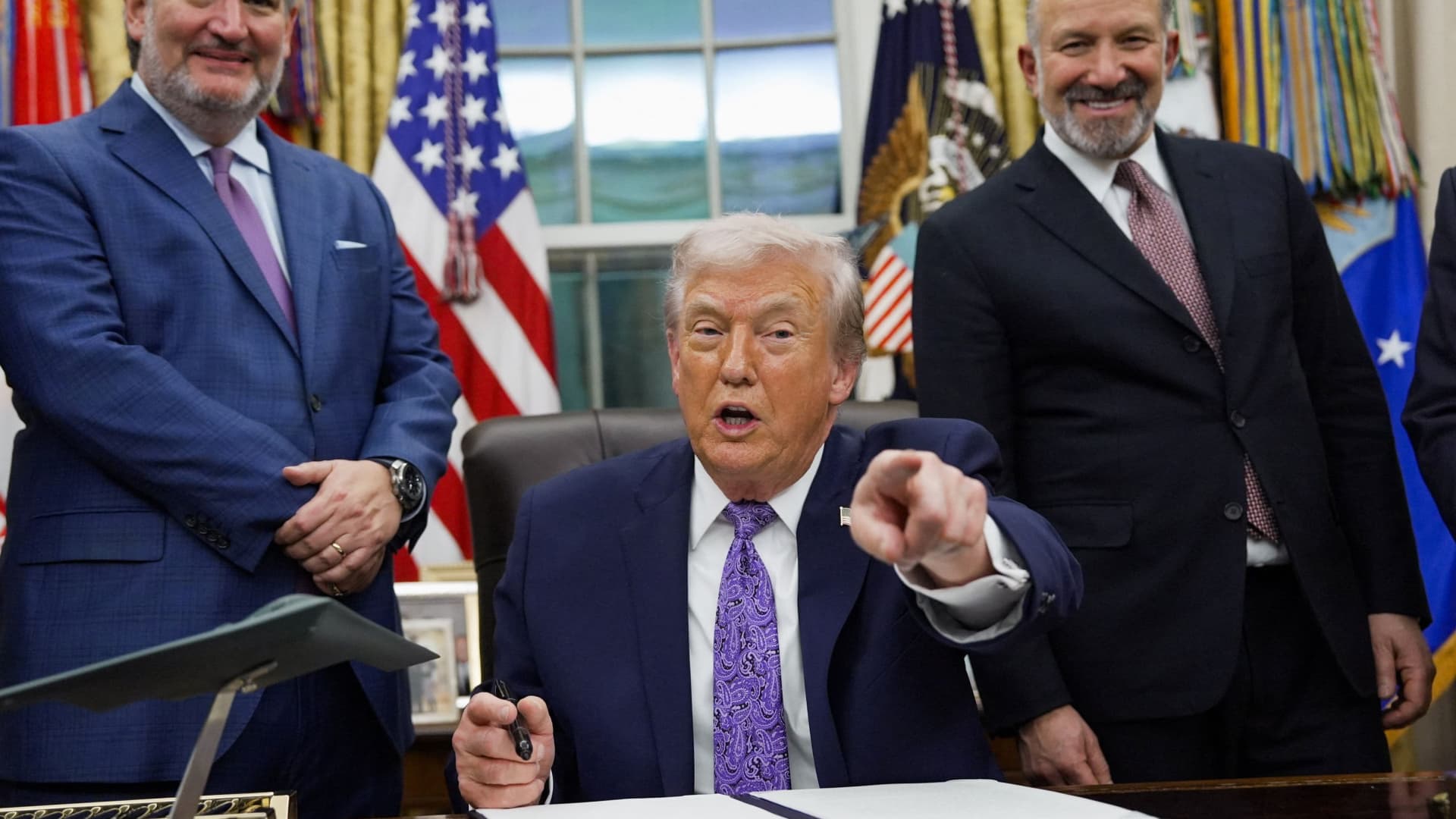 Trump signs AI order asking companies to give government early access to models